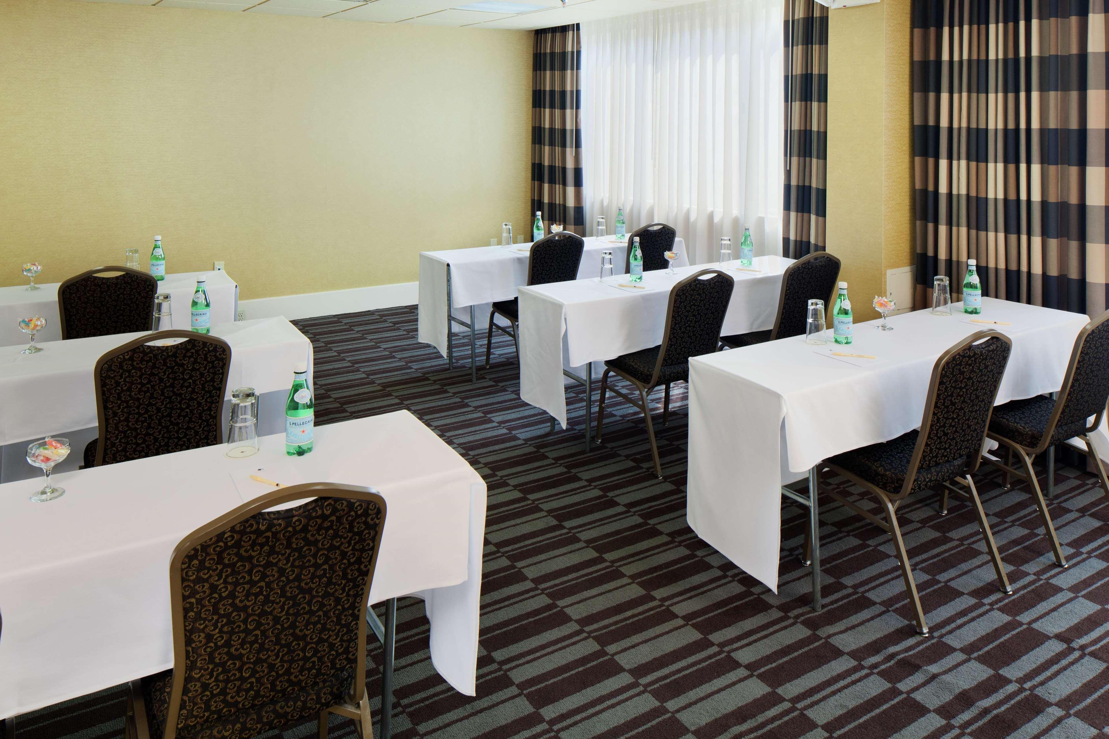 Hotel Doubletree By Hilton Norwalk Negocio foto