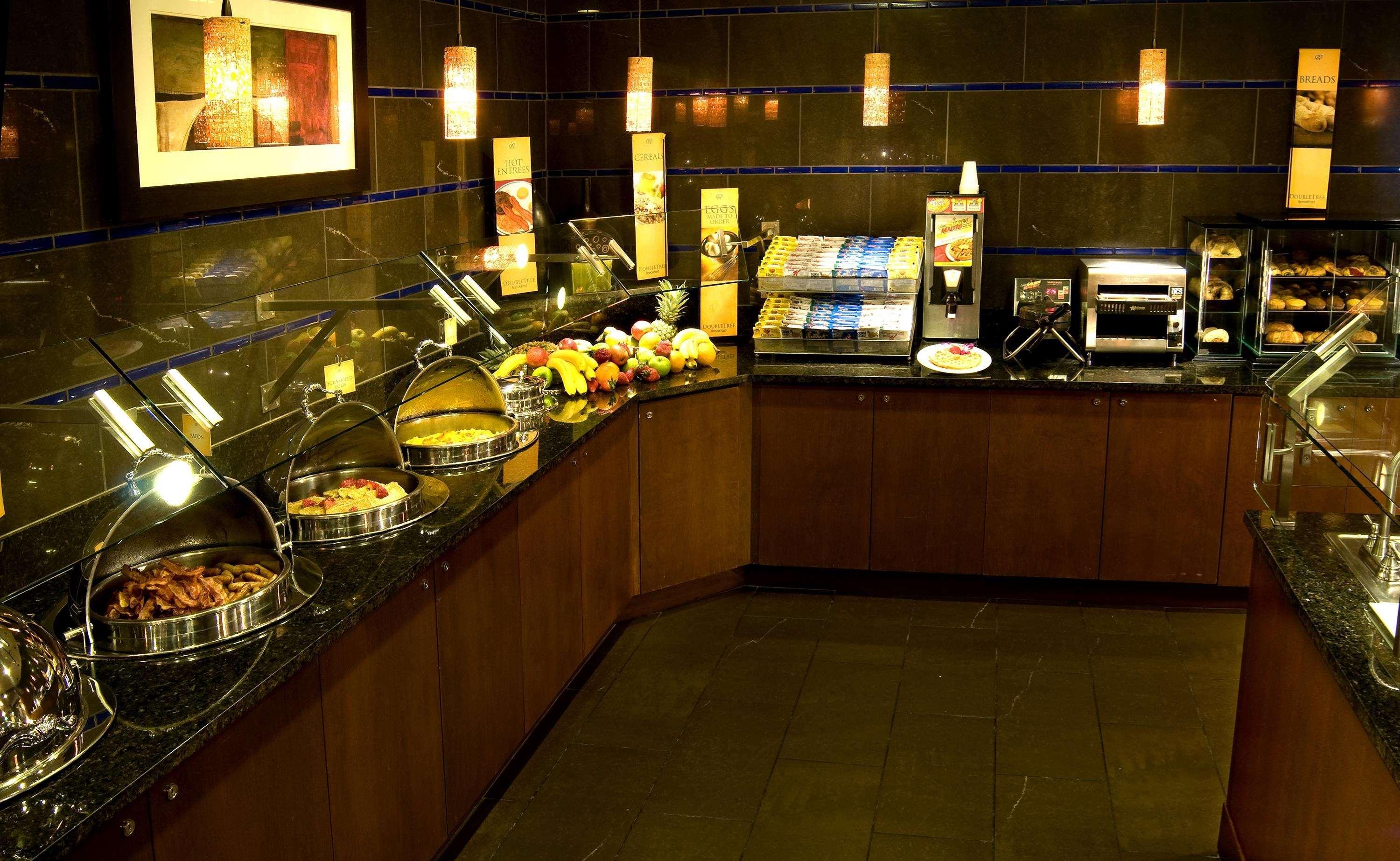 Hotel Doubletree By Hilton Norwalk Restaurante foto