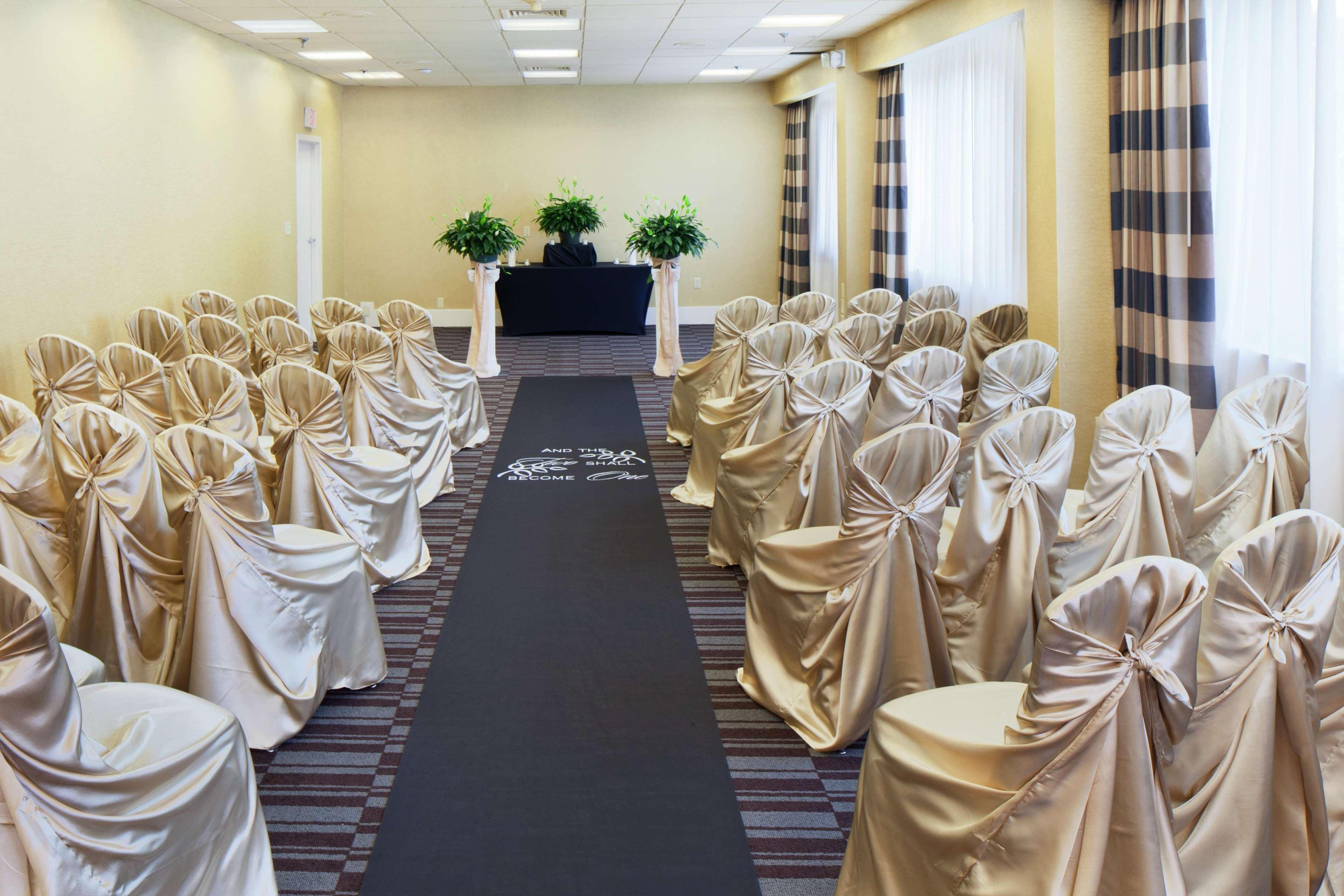 Hotel Doubletree By Hilton Norwalk Facilidades foto