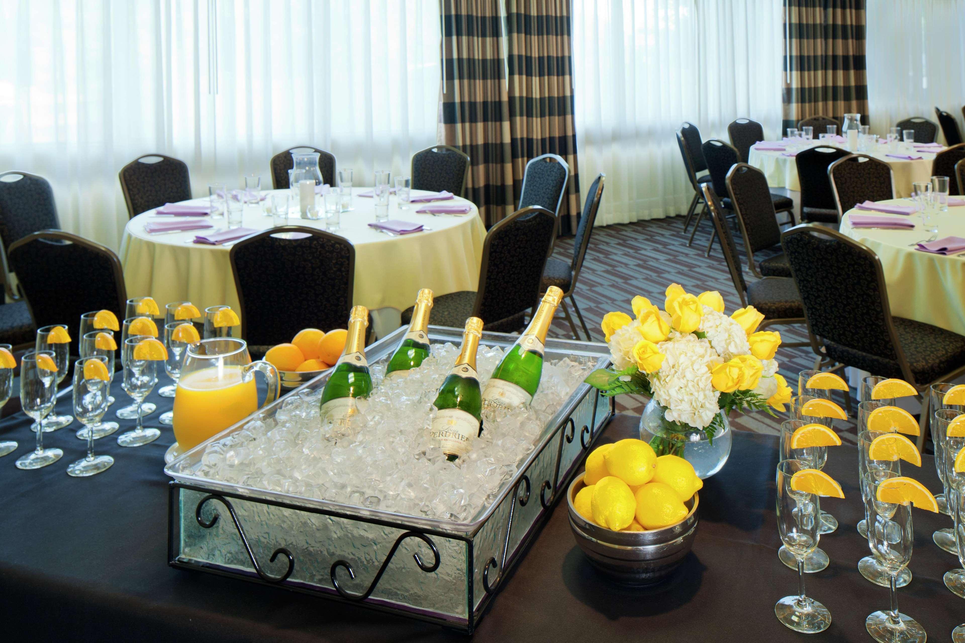 Hotel Doubletree By Hilton Norwalk Restaurante foto