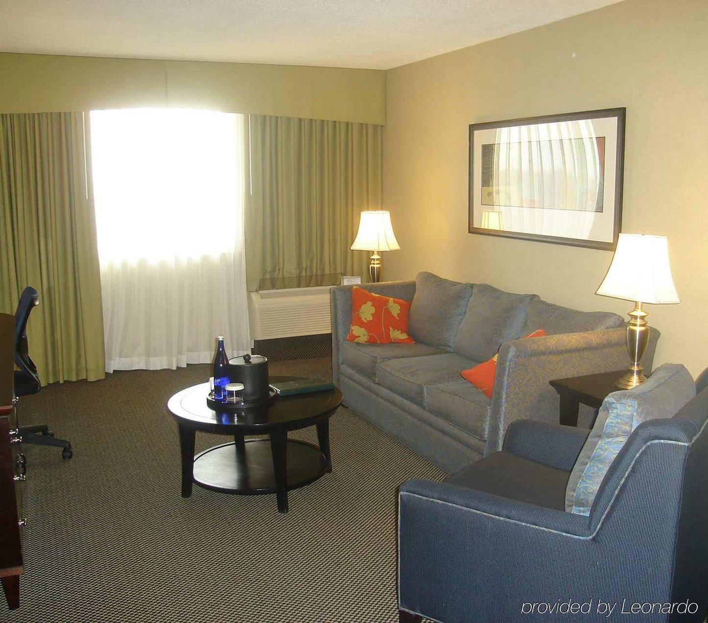 Hotel Doubletree By Hilton Norwalk Habitación foto