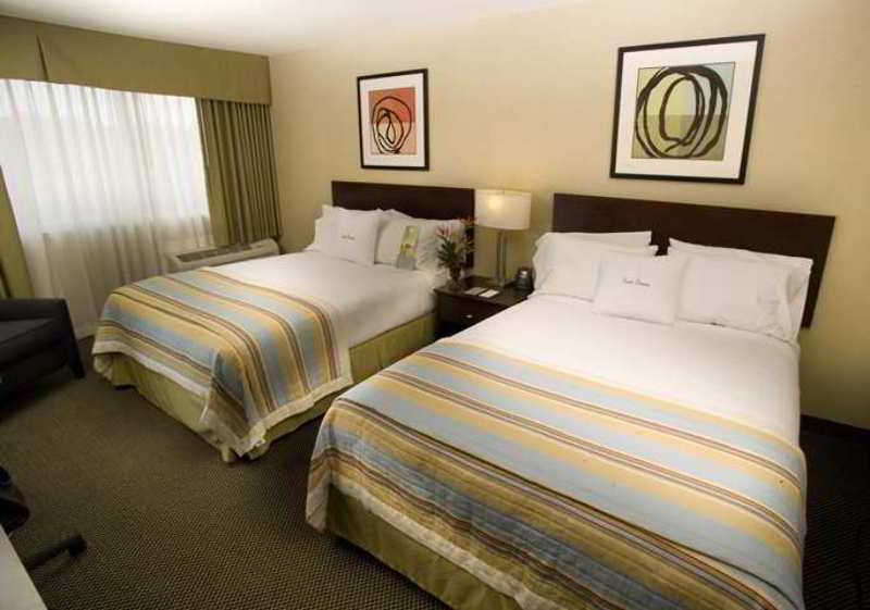 Hotel Doubletree By Hilton Norwalk Habitación foto